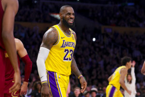 LeBron James dances with Bad Bunny and breaks the Internet LeBron James dances with Bad Bunny and breaks the Internet