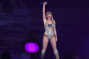 Taylor Swift stuns with an unreleased video that breaks the internet and dominates the iHeart Awards Taylor Swift stuns with an unreleased video that breaks the internet and dominates the iHeart Awards