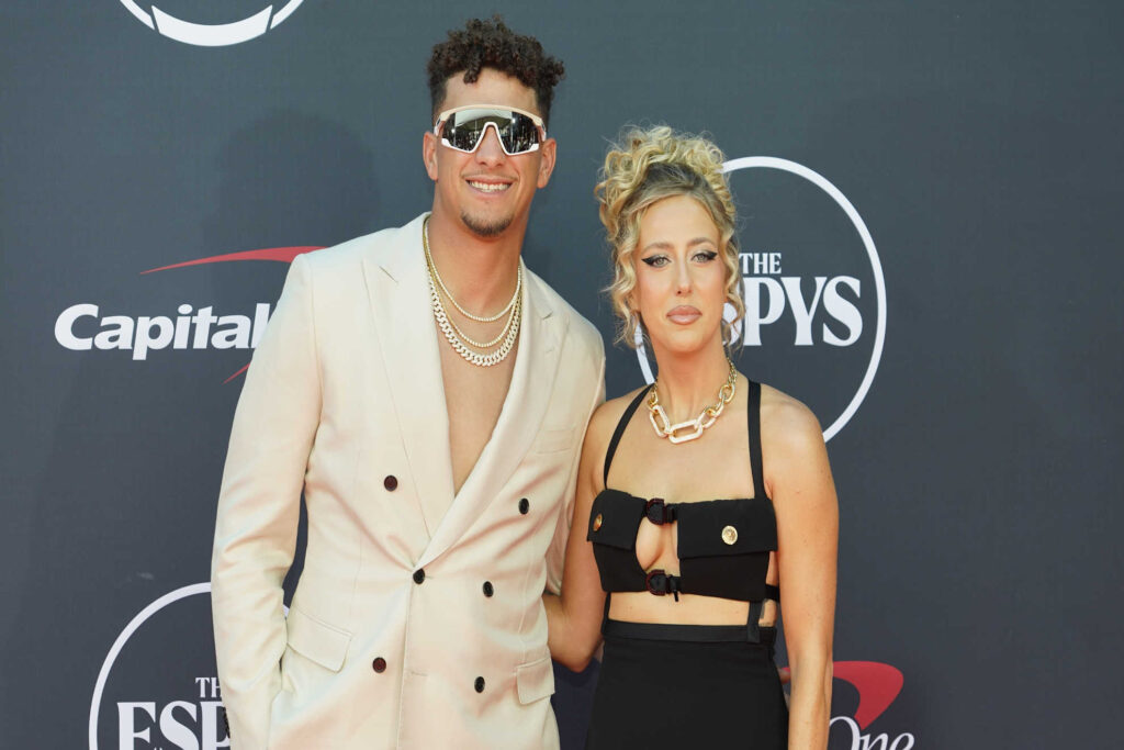 Brittany Mahomes makes changes to her appearance achieving a look strikingly similar to Taylor Swift