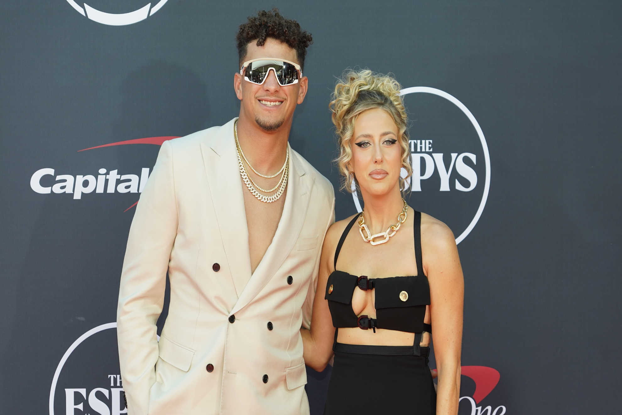 Brittany Mahomes makes changes to her appearance achieving a look strikingly similar to Taylor Swift