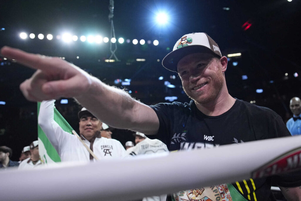 Canelo shows off his best moves at the gym