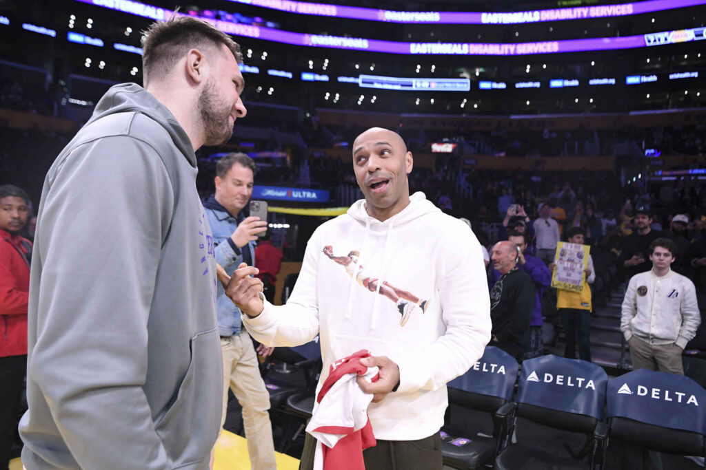 Historic moment between the NBA and Soccer for the transcendent unifying gesture between Thierry Henry and Luka Doncic