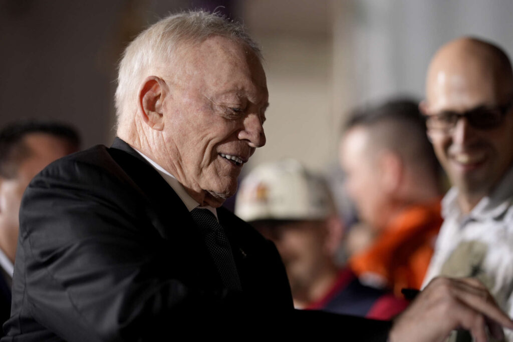 Jerry Jones shifts strategy from bold to conservative in the draft