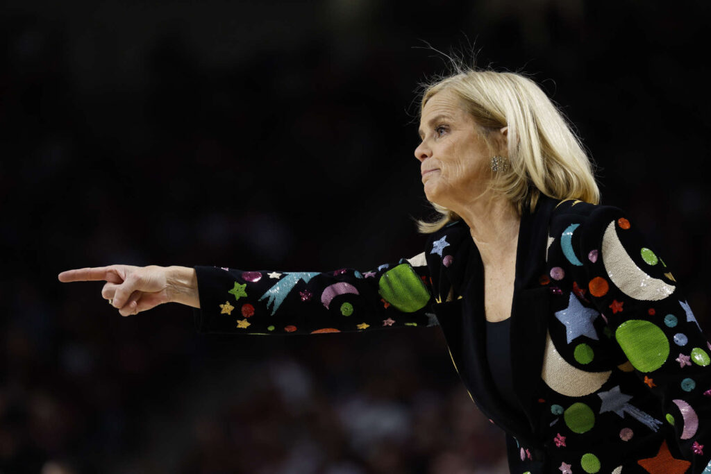 LSU coach outraged Is that basketball unmasks officiating absurdity