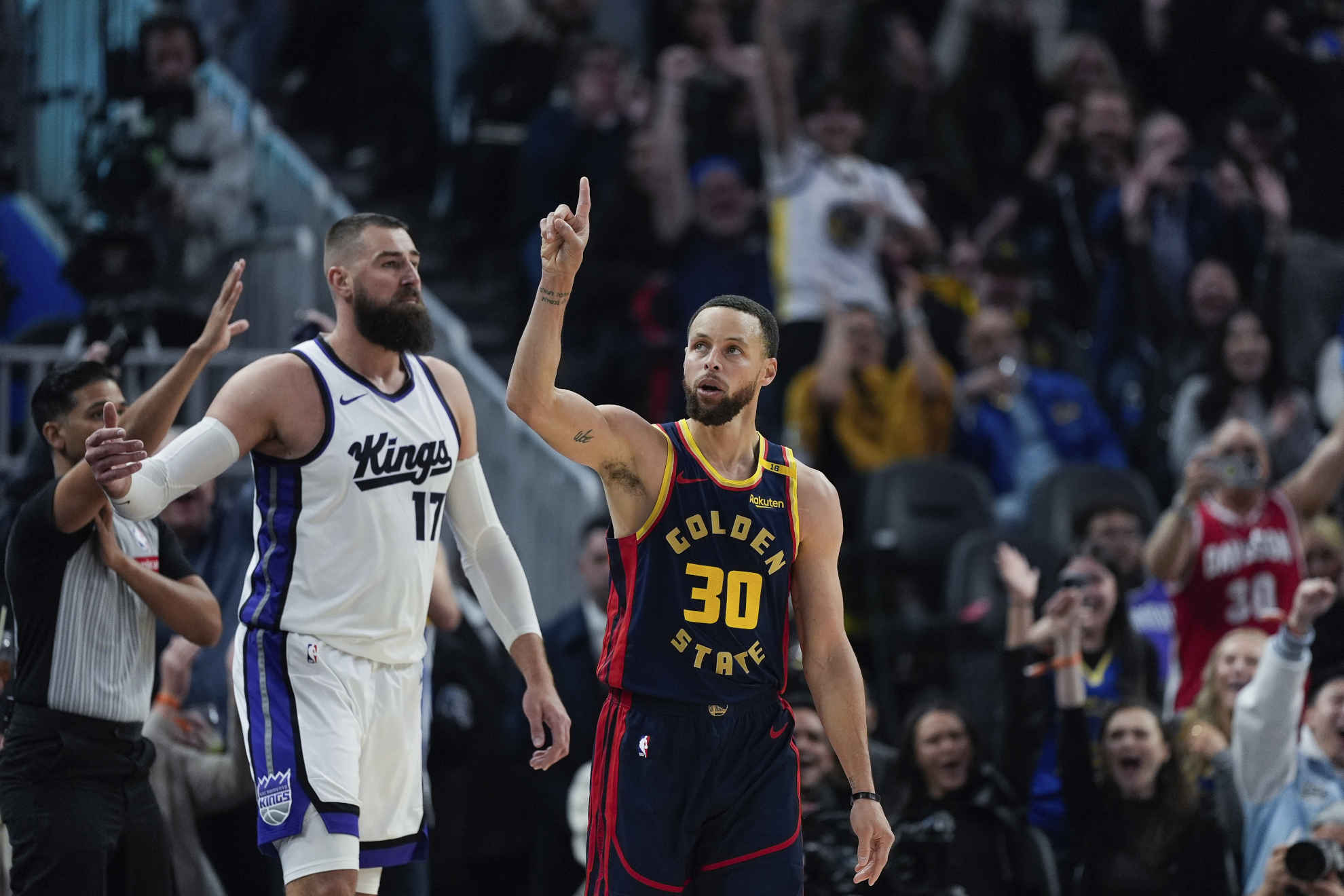 Stephen Curry proves why he’s an NBA legend and leaves Steve Kerr speechless