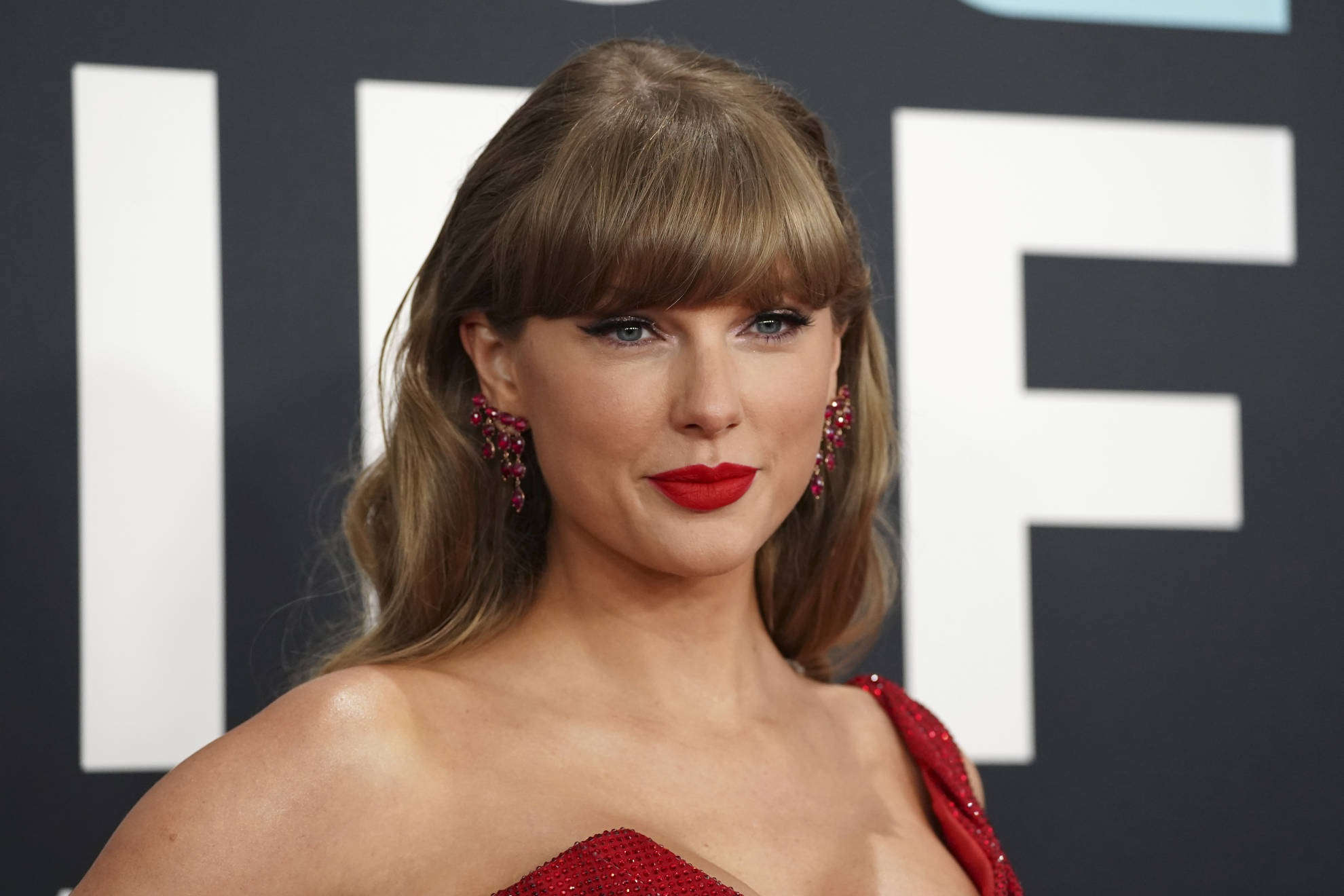 Taylor Swift makes history as the queen dominating billboard and spotify records