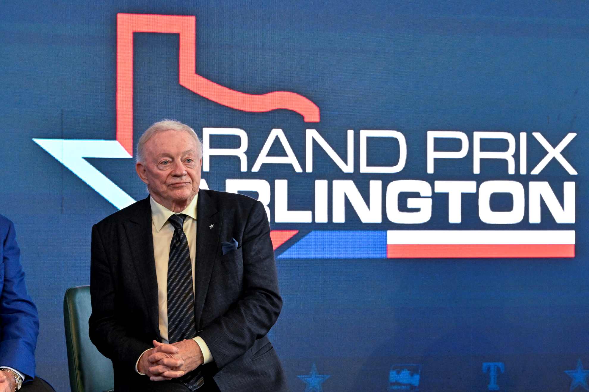 Jerry Jones clings to his coordinator and Cowboys fans erupt