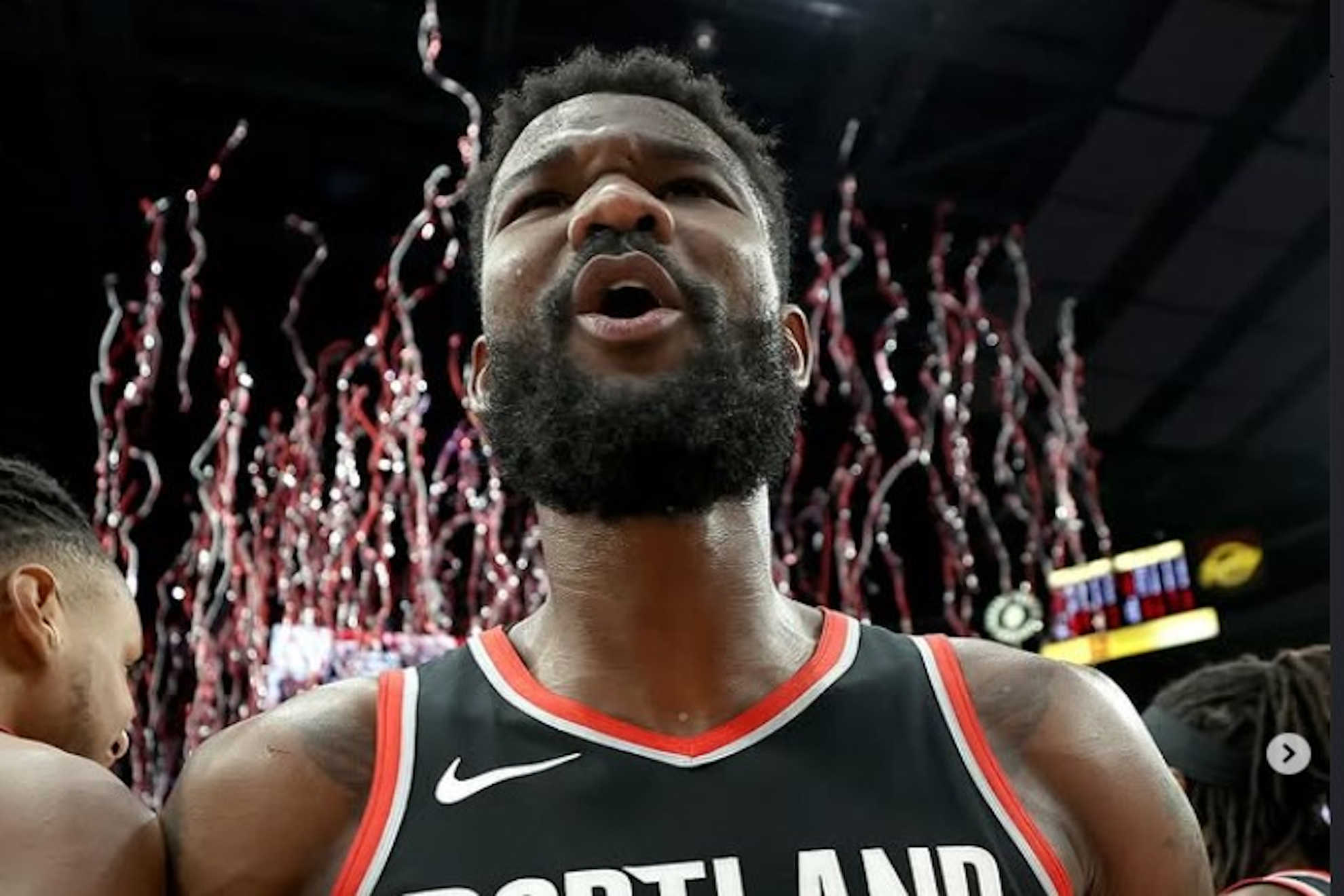 Deandre Ayton calms the Lakers after knee scare