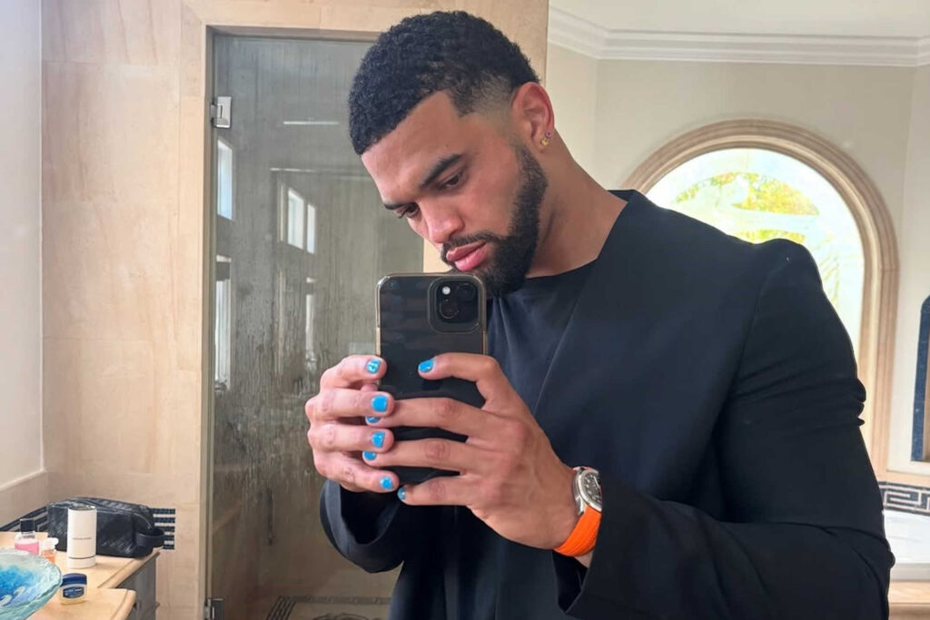 Caleb Williams paints his nails and takes command in Chicago
